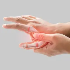 Main gauche avec articulations enflammées, suggérant un mal au poignet quand je le plie.