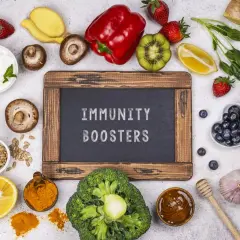 Assortiment d'aliments colorés : fraises, kiwis, brocolis, citron, curcuma, ail, gingembre, myrtilles, champignons, poivron rouge, épinards, graines de tournesol, yaourt. Ces aliments sont excellents pour le système immunitaire.