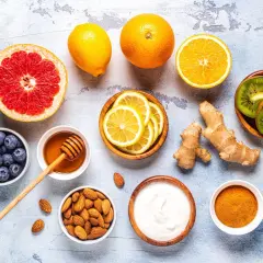 Agrumes, baies, miel, gingembre, curcuma, yaourt et amandes pour renforcer le système immunitaire.