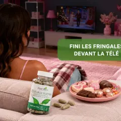 Une femme se détend devant la télé avec des bonbons. Un flacon "Stop aux sucres" suggère un régime sans sucre réussi.