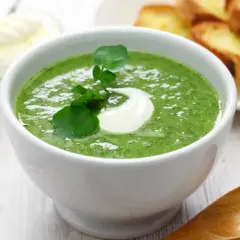 Velouté de cresson, une touche de crème et des croûtons. Parfait pour un dîner léger avant une bonne nuit de sommeil.