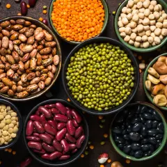 Assortiment de légumineuses : haricots, lentilles, pois chiches, fèves, mungo. Ces aliments sont excellents pour la gestion de la glycémie.