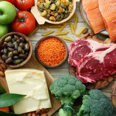 Ingrédients pour comment faire monter le bon cholestérol : saumon, bœuf, amandes, olives, avocats, fruits, légumes, riz, pâtes.
