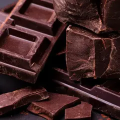 Morceaux de chocolat noir, parfaits pour savoir que manger en cas de baisse de tension. Un délice gourmand.