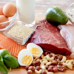 Assortiment d'aliments riches en protéines : saumon, bœuf, poulet, œufs, quinoa, noix, haricots, avocat, épinards, lait, bananes et pommes de terre. Un vrai festin pour la santé, y compris pour l'aliment pour les cheveux.