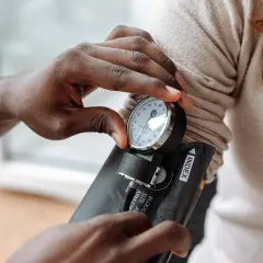 Prise de tension artérielle, un sujet important pour la gestion de l'hypertension, où le collagène marin pourrait jouer un rôle.