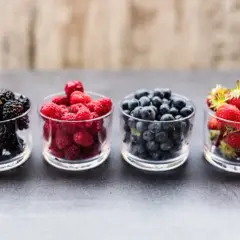Quatre coupelles de fruits rouges : mûres, framboises, myrtilles et fraises. Un aliment idéal pour la mémoire et la concentration.