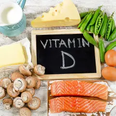 Un remède de grand-mère contre le manque de vitamine D : saumon, œufs, champignons, fromage, beurre, lait et petits pois.