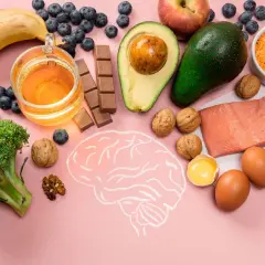 Bananes, myrtilles, chocolat, avocat, noix, saumon, œufs, brocolis, lentilles et pomme : 10 aliments bon pour le cerveau.