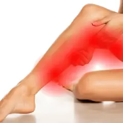 Femme se tenant la jambe, zone rouge indiquant la douleur. Des conseils pour comment soulager une sciatique.