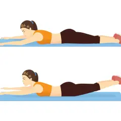 Femme effectuant un exercice pour renforcer le muscle bas du dos, allongé sur un tapis, bras tendus devant, puis soulevant les jambes.