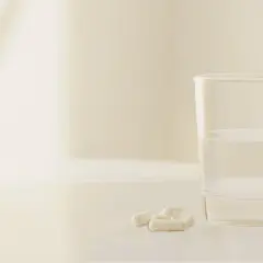 Verre d'eau et gélules. La mélatonine 1.9 mg effets secondaires potentiels sont une préoccupation pour certains.