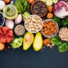 Fruits, légumes, noix, graines, œufs, riz noir, quinoa. Une liste d'aliments pour un régime pauvre en cholestérol.