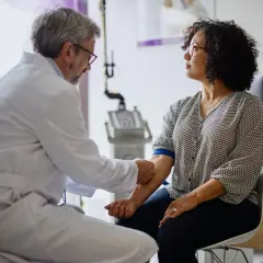Un médecin prélève du sang pour vérifier le taux de chlore dans le sang d'une patiente.