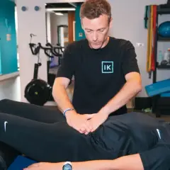 Thérapeute évaluant un diastasis abdominal avant et après, sans chirurgie.