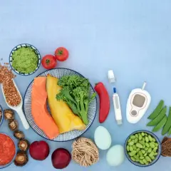 Aliments sains et glucomètre pour savoir comment faire baisser sa glycémie avant une prise de sang.