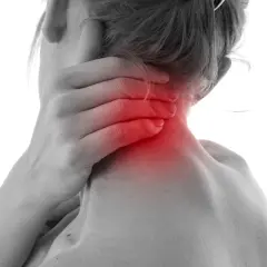 Main d'une personne tenant son cou, zone rouge indiquant des douleurs cervicales et dorsales. Que faire pour soulager ?
