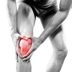 Homme tenant son genou, la rotule rouge vif symbolisant la douleur. Une image forte de la douleur rotule genou.