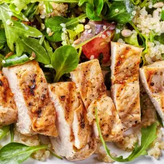 Poulet grillé et quinoa avec salade verte. Un repas sain pour votre menu semaine régime ménopause.