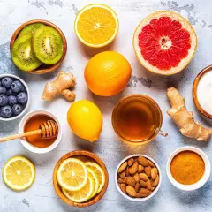 Fruits, miel, gingembre, curcuma, amandes, yaourt et thé. Une invitation à la dégustation, loin de toute zona alimentation à éviter.