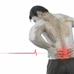 Homme souffrant du dos, avec une visualisation du squelette et une zone rouge sur la colonne lombaire. Un faux mouvement dos combien de temps pour guérir ?