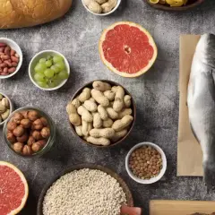 Œufs, poisson, fruits et noix, sources de vitamine B9 pour une alimentation équilibrée.