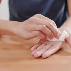 Main moite remède de grand-mère : une personne nettoie ses mains avec une lingette humide, un geste simple pour une hygiène parfaite.