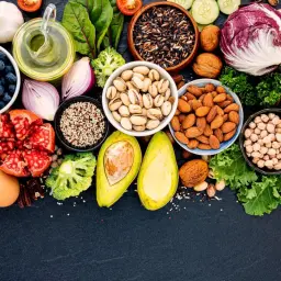 Fruits, légumes, noix, graines, œufs, riz noir, quinoa. Une liste d'aliments pour un régime pauvre en cholestérol.