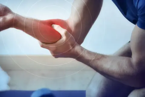 Un homme se tient le bras, une zone rouge vif sur son avant-bras indiquant une douleur. Des cercles concentriques suggèrent une gêne.