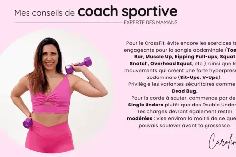 Coach sportive souriante tenant des haltères, donnant des conseils pour la reprise sport après accouchement.