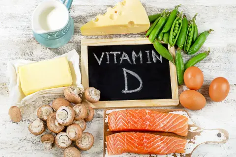 Un remède de grand-mère contre le manque de vitamine D : saumon, œufs, champignons, fromage, beurre, lait et petits pois.