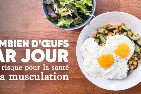 Deux œufs au plat sur un lit de pois chiches et courgettes. La question : combien d'œufs par jour pour la santé et la musculation ?