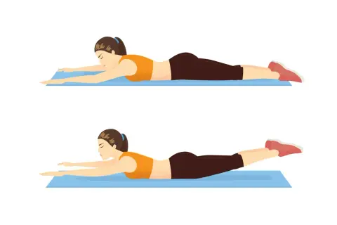 Femme effectuant un exercice pour renforcer le muscle bas du dos, allongé sur un tapis, bras tendus devant, puis soulevant les jambes.