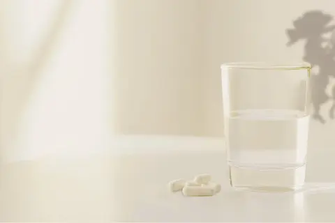 Verre d'eau et gélules. La mélatonine 1.9 mg effets secondaires potentiels sont une préoccupation pour certains.