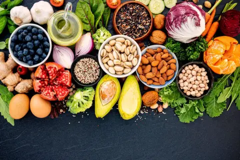 Fruits, légumes, noix, graines, œufs, riz noir, quinoa. Une liste d'aliments pour un régime pauvre en cholestérol.