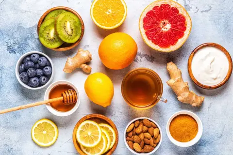 Fruits, miel, gingembre, curcuma, amandes, yaourt et thé. Une invitation à la dégustation, loin de toute zona alimentation à éviter.