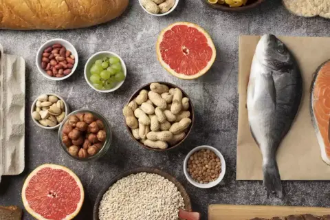 Œufs, poisson, fruits et noix, sources de vitamine B9 pour une alimentation équilibrée.