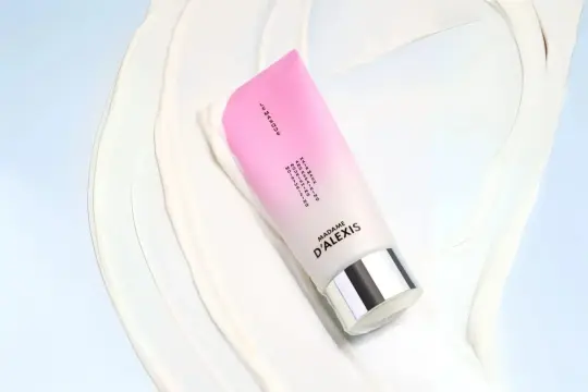 Tube de masque capillaire Madame D'Alexis, idéal pour hydrater ses cheveux. Texture crémeuse et douce.