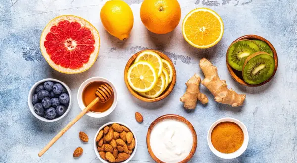 Agrumes, baies, miel, gingembre, curcuma, yaourt et amandes pour renforcer le système immunitaire.
