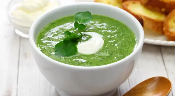 Velouté de cresson, une touche de crème et des croûtons. Parfait pour un dîner léger avant une bonne nuit de sommeil.