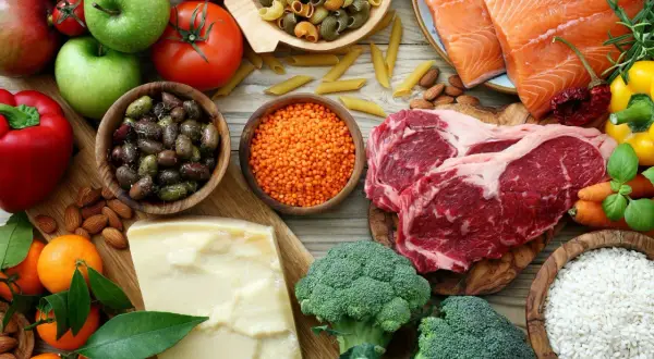 Ingrédients pour comment faire monter le bon cholestérol : saumon, bœuf, amandes, olives, avocats, fruits, légumes, riz, pâtes.
