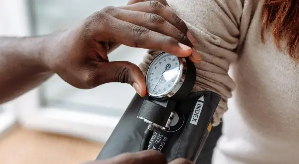Prise de tension artérielle, un sujet important pour la gestion de l'hypertension, où le collagène marin pourrait jouer un rôle.