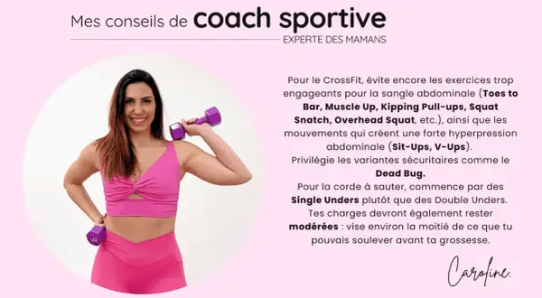 Coach sportive souriante tenant des haltères, donnant des conseils pour la reprise sport après accouchement.