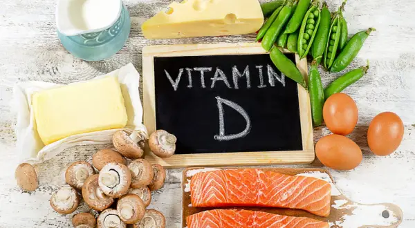 Un remède de grand-mère contre le manque de vitamine D : saumon, œufs, champignons, fromage, beurre, lait et petits pois.