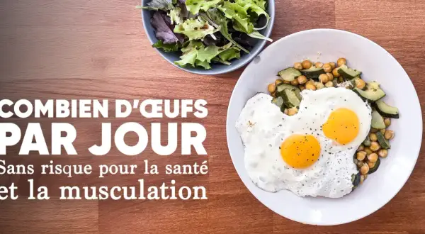Deux œufs au plat sur un lit de pois chiches et courgettes. La question : combien d'œufs par jour pour la santé et la musculation ?