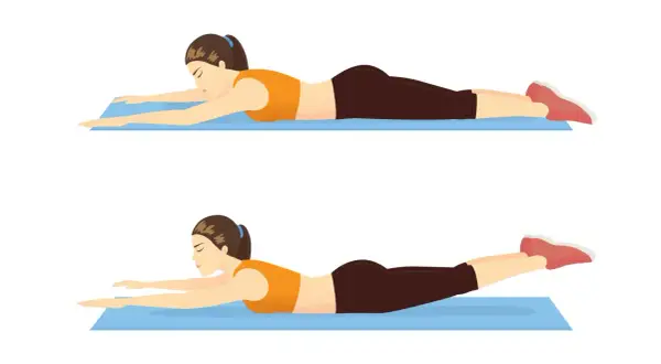 Femme effectuant un exercice pour renforcer le muscle bas du dos, allongé sur un tapis, bras tendus devant, puis soulevant les jambes.
