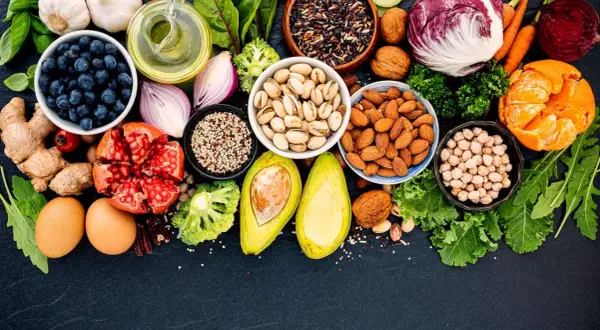 Fruits, légumes, noix, graines, œufs, riz noir, quinoa. Une liste d'aliments pour un régime pauvre en cholestérol.