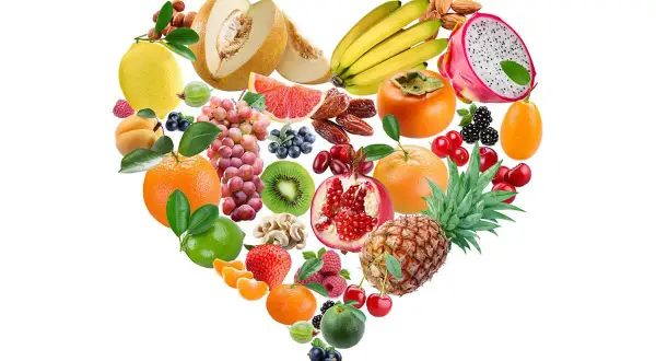 Un cœur de fruits et légumes frais, une alimentation saine pour combattre le mauvais cholestérol.