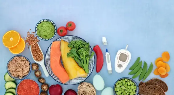 Aliments sains et glucomètre pour savoir comment faire baisser sa glycémie avant une prise de sang.