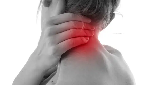 Main d'une personne tenant son cou, zone rouge indiquant des douleurs cervicales et dorsales. Que faire pour soulager ?